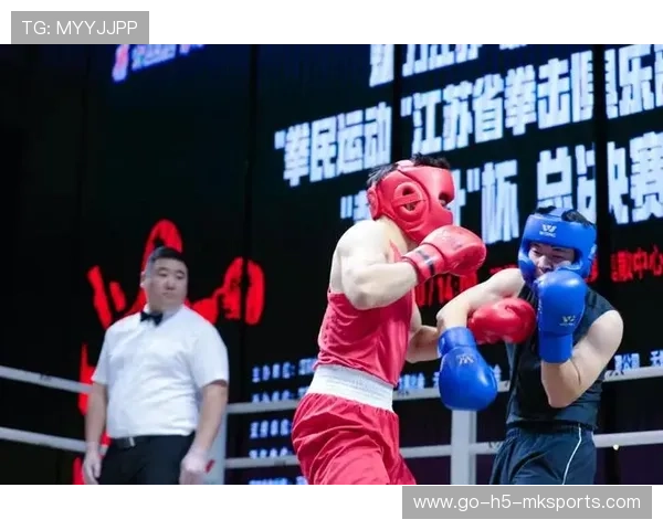 职业拳击赛前发布会气氛平稳，各方备战顺利