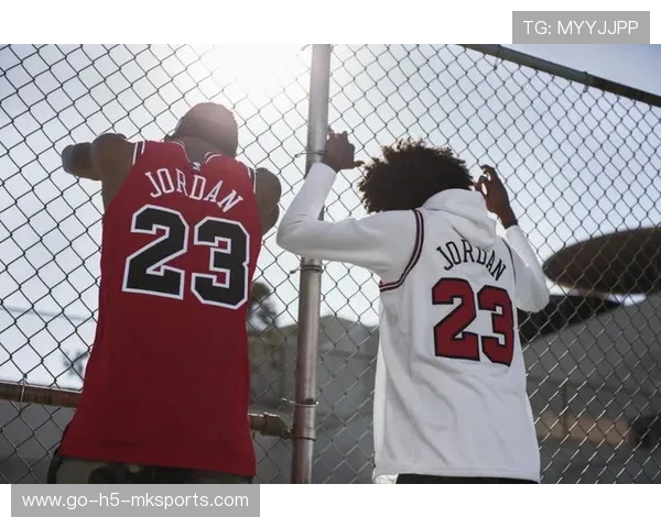 詹姆斯在球场旁的留言墙写下专属寄语，粉丝争相拍照