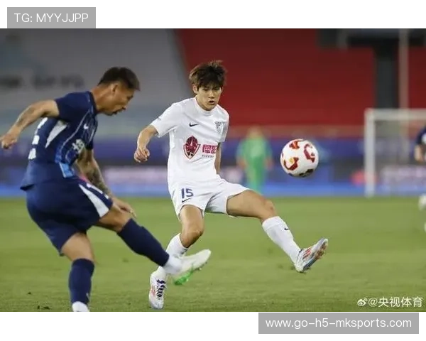 中国足球是否鼓励球员形成自主训练体系，国足球员参加训练